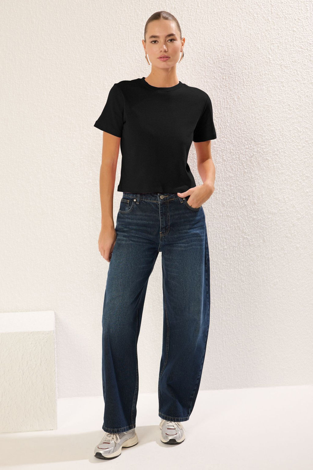 Siyah Kal?n Pamuklu Tok Kumasl? Bisiklet Yaka K?sa Kol Regular Kesim Orme T-Shirt TWOSS25TS00002