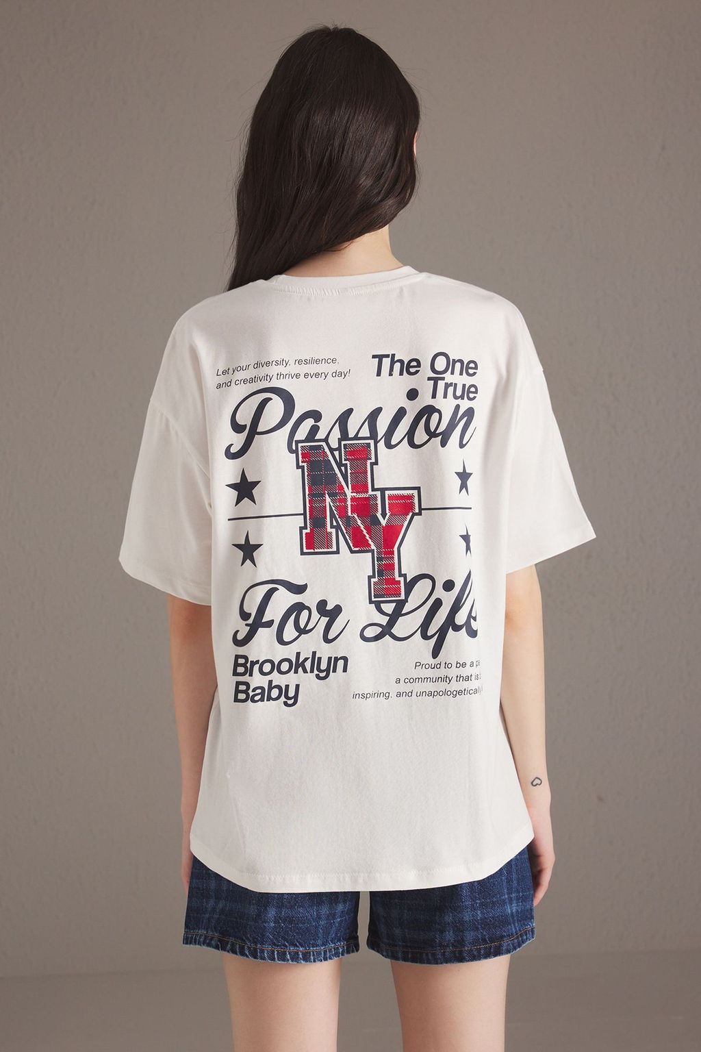 TRENDYOLMILLA Ekru %100 Pamuk Ekoseli Slogan Bask?l? Oversize/Genis Kesim Orme T-Shirt TWOSS25TS00164 фото 4