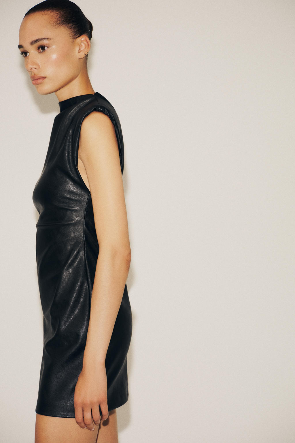 FAUX LEATHER SHORT DRESS WITH SHOULDER PADS - Zara фото 4