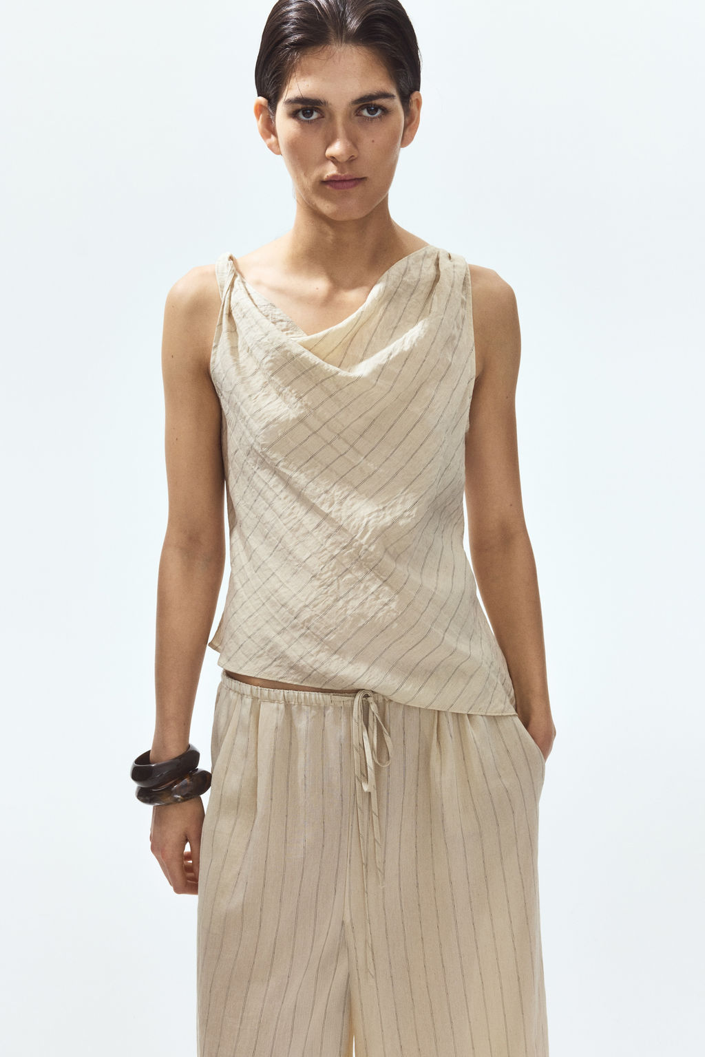 Top asim?trico con escote drapeado - H&m фото 5