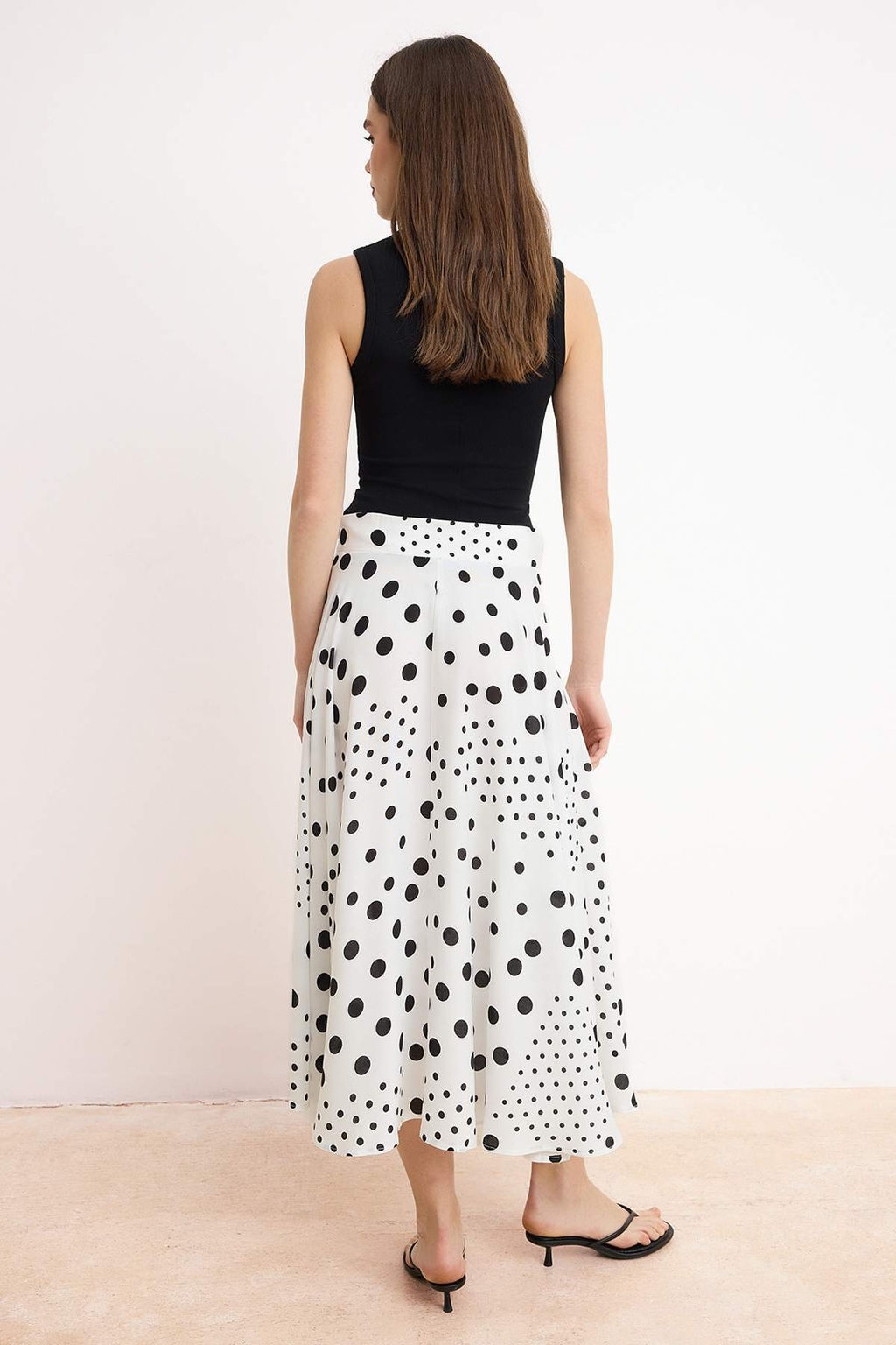 Beyaz Siyah Puantiyeli Midi Klos Viskon Etek TWOSS26ET00109