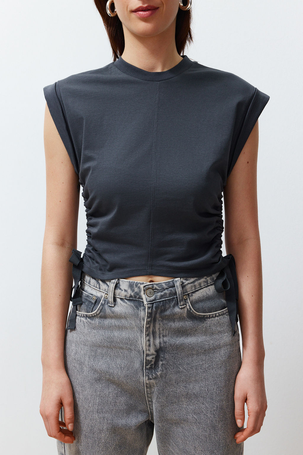 TRENDYOLMILLA Antrasit %100 Pamuk Buzgu Detayl? Crop Yarasa Kol Orme T-Shirt TWOSS24TS00026  фото 12