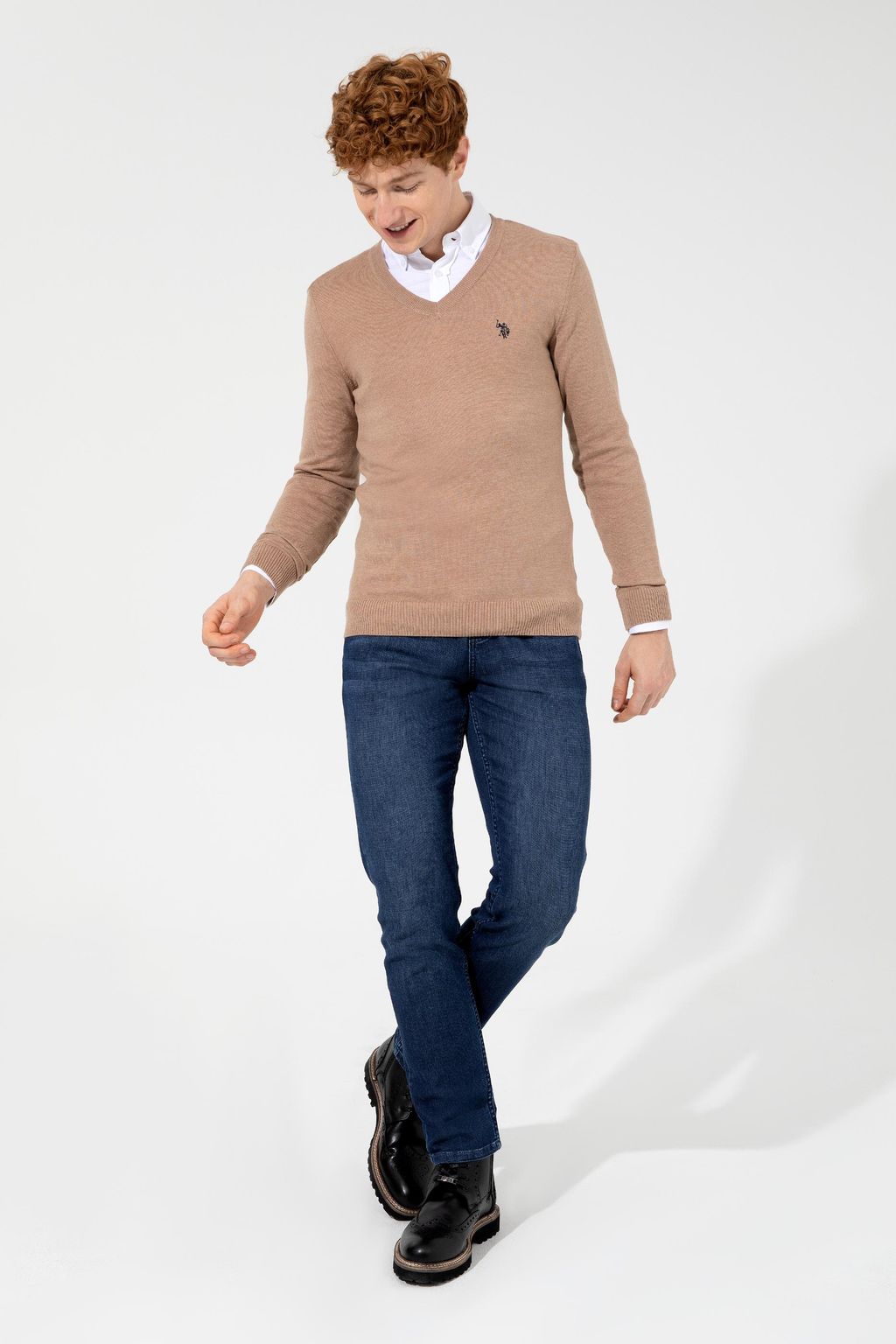 U. S. Polo Assn Мужской базовый трикотажный свитер светло-коричневого цвета с v-образным вырезом и меланжевым принтом - U.s. polo assn фото 4