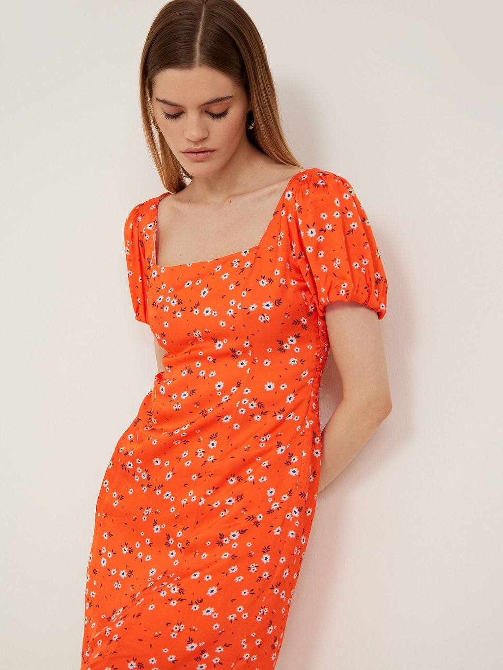 Платье Emka PL1295 приталенное из вискозы оранжевое фото 2