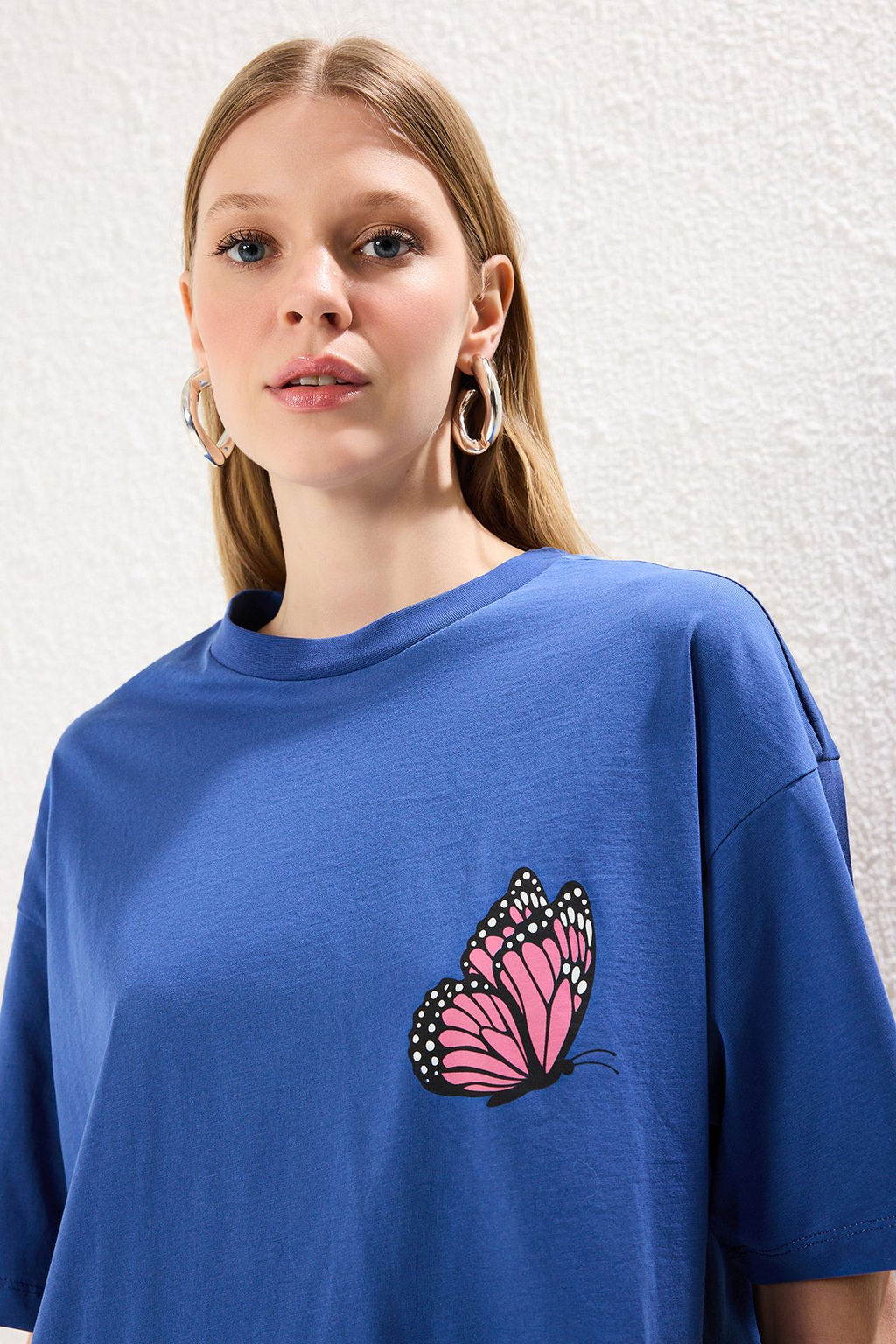 TRENDYOLMILLA Antrasit On ve Arka Bask?l? Oversize/Genis Kal?p Bisiklet Yaka Orme T-Shirt TWOSS24TS00119  фото 18
