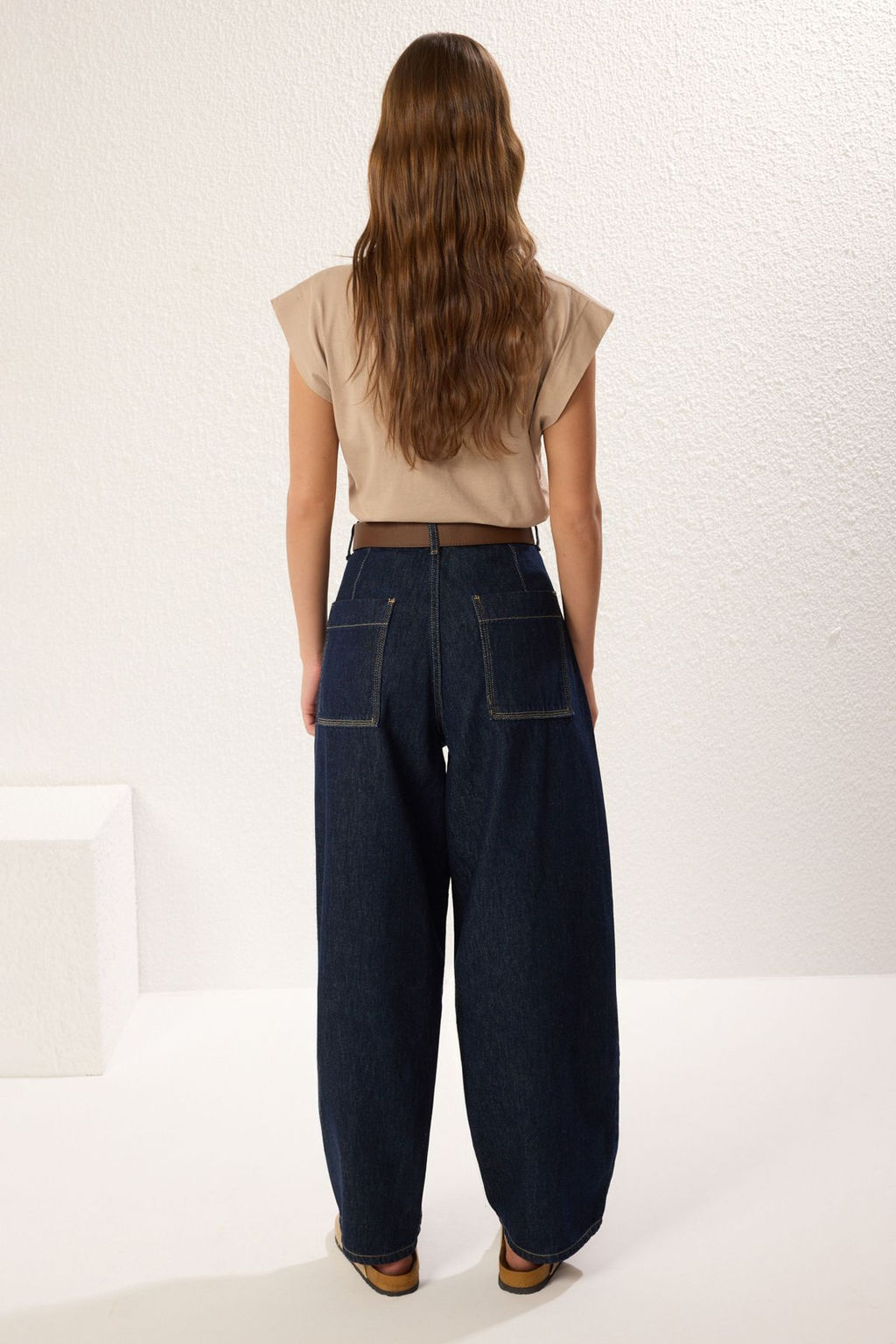 TRENDYOLMILLA Koyu Mavi Kahverengi Kemerli Dikis Detayl? Yuksek Bel Barrel Balon Jeans TWOSS25JE00182  фото 5