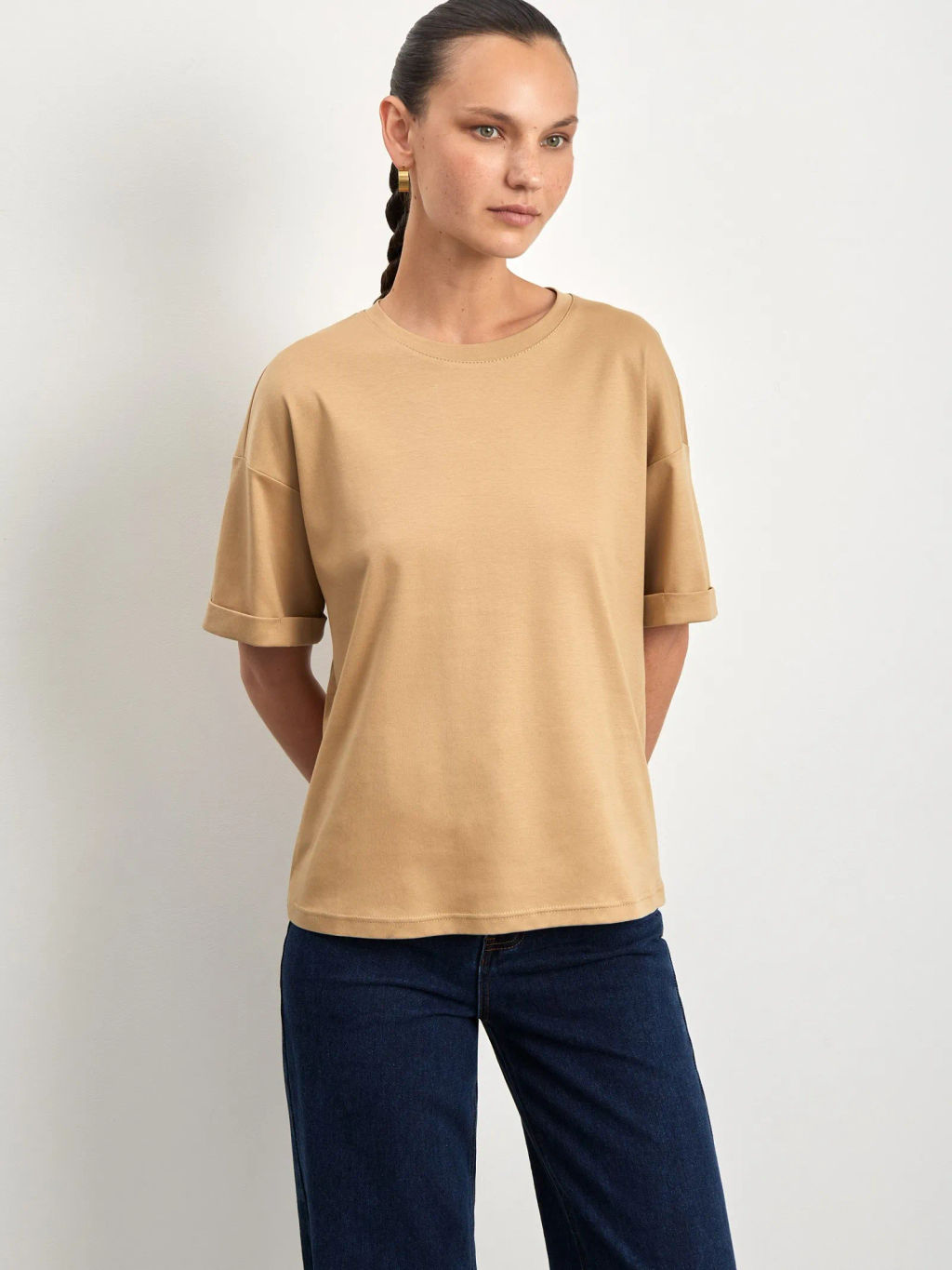 EMKA / Трикотажная футболка со спущенным плечом  фото 3