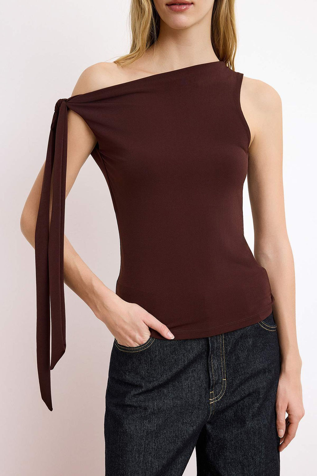 Kahverengi Asimetrik Yaka Baglama Detayl? Esnek Orme Bluz TWOSS25BZ00400