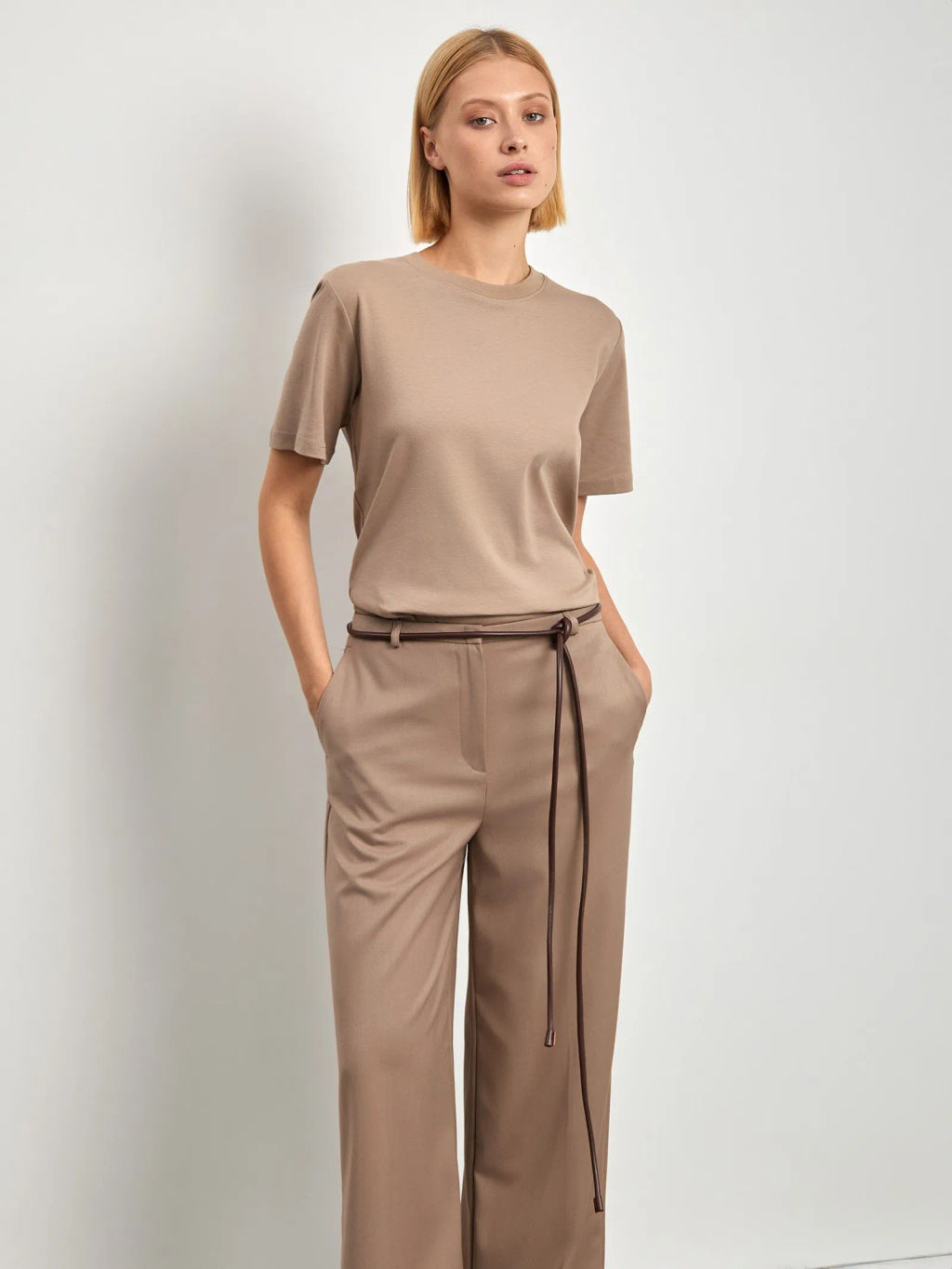 Стильная базовая футболка в цвете мокко - Emka фото 3