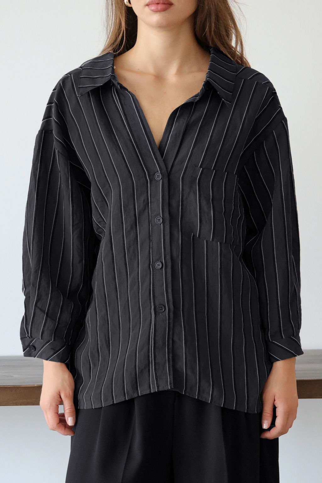 Siyah Cizgili Oversize/Genis Kal?p Dokulu Gomlek TWOAW26GO00083