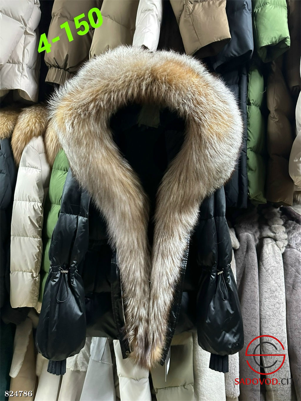 Куртка женская с меховым капюшоном