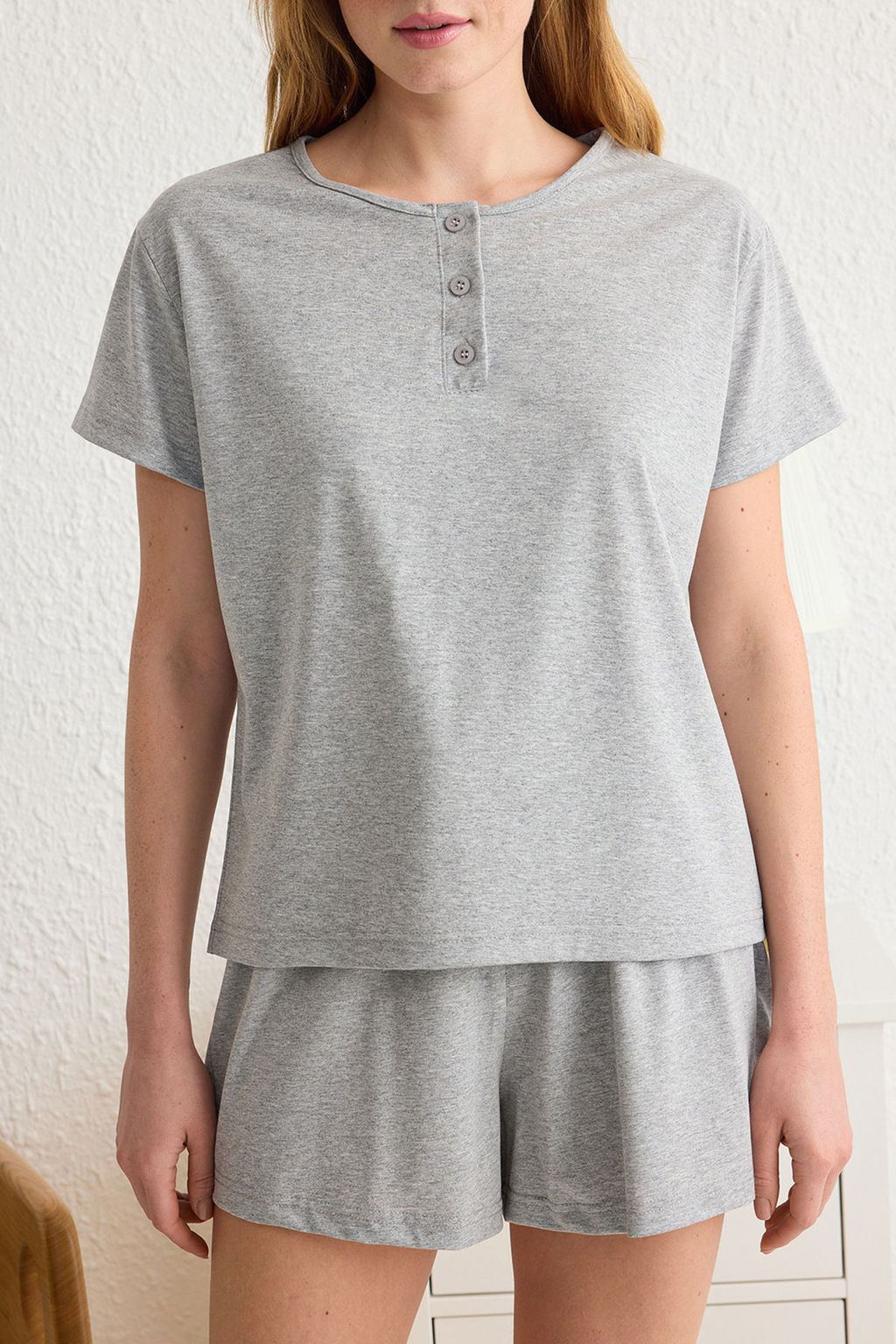 Trendyolmilla Gri Melanj Yar?m Patl? Dugme Detayl? Sortlu Orme Pijama Tak?m? THMSS25PT00150 фото 3