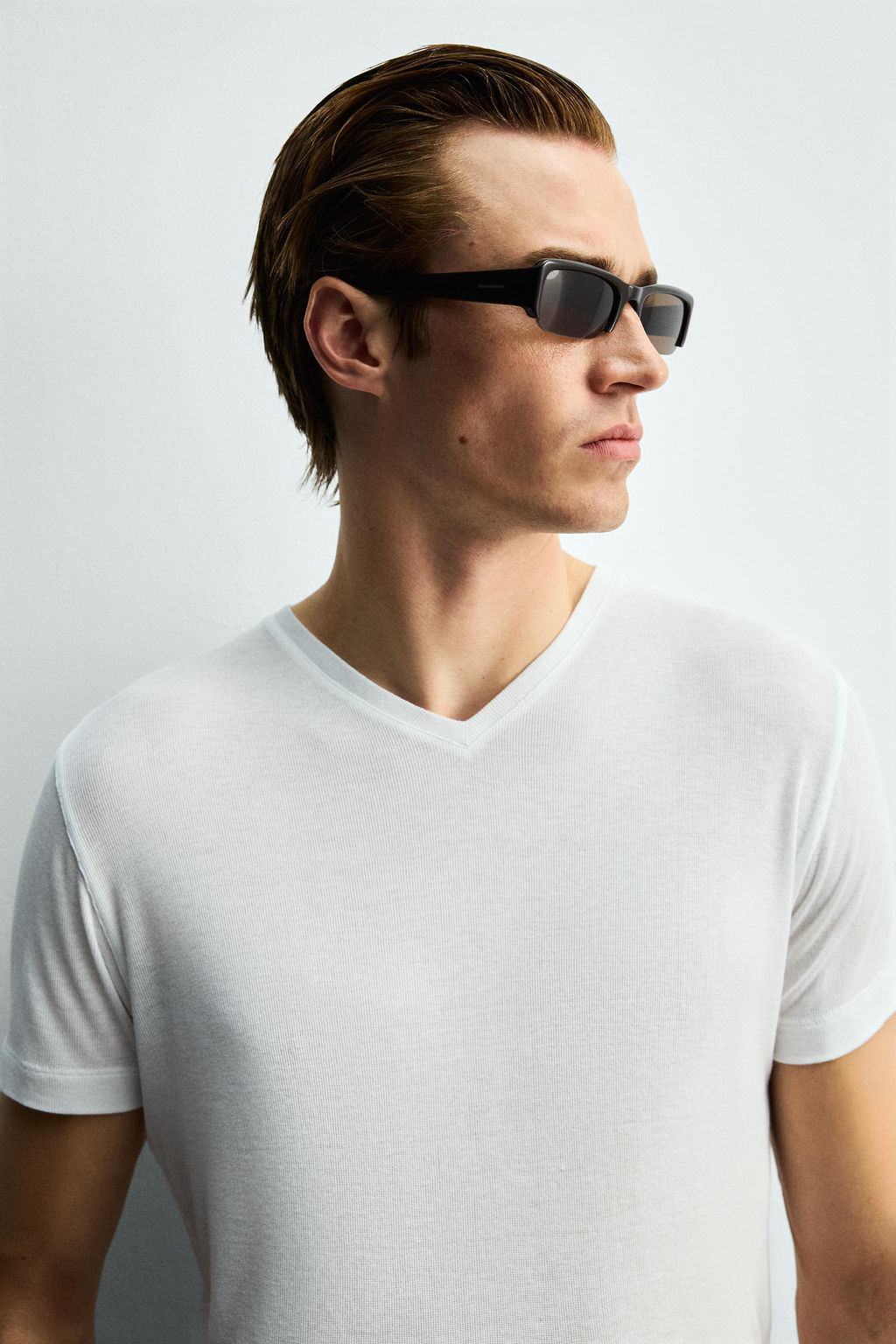 CAMISETA CUELLO PICO ESTRUCTURA VISCOSA / Blanco