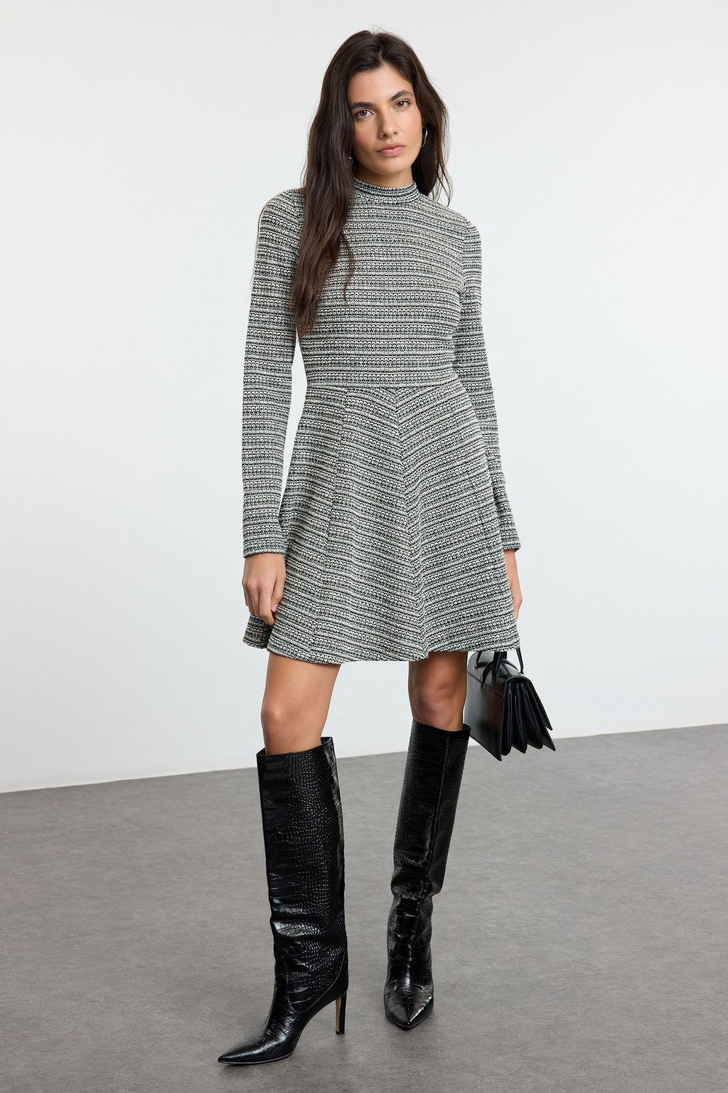 Trendyolmilla Siyah Tuvit Bisiklet Yaka Skater/Belden Ac?lan Volanl? Mini Orme Elbise TWOAW25EL00525  фото 2