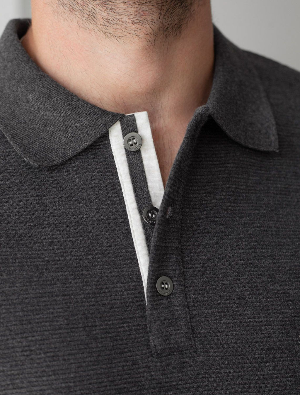 Лонгслив из мягкого фактурного трикотажа с плетеным воротником поло на пуговицах