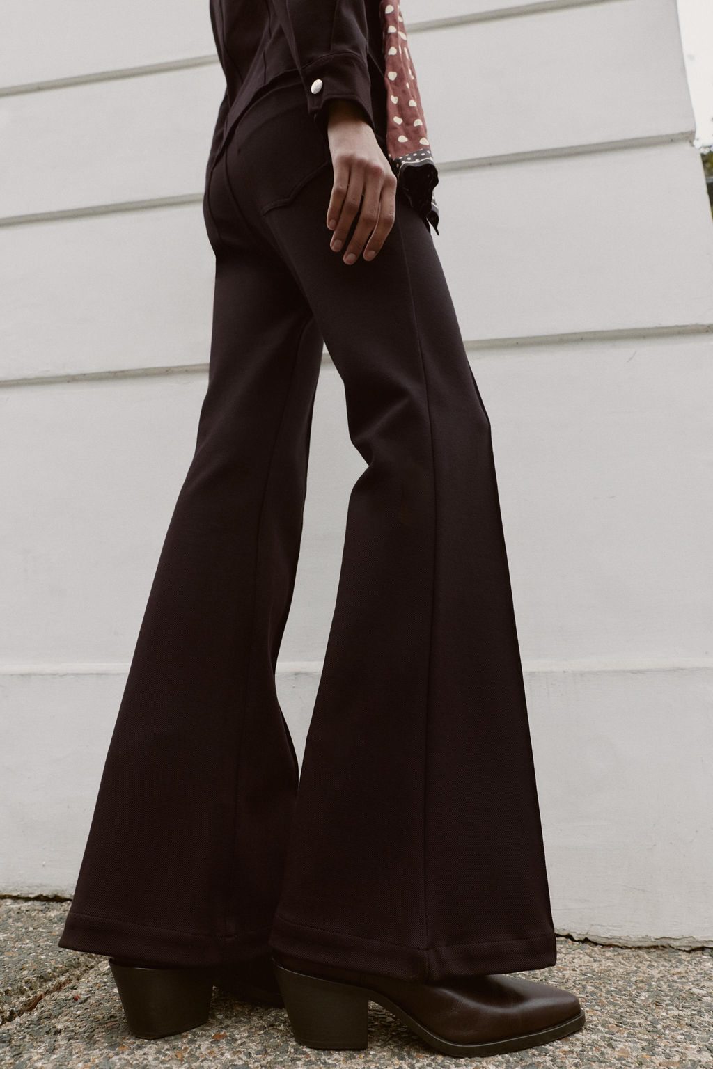 LOW-RISE FLARE TROUSERS - Zara фото 4