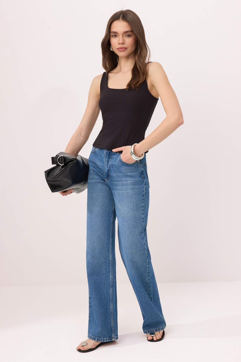 Siyah Duz Fitted Havuz Yaka Kal?n Ask?l? Gogus Pedli Interlok Orme Atlet TWOSS26AL00056 - Trendyolmilla фото 2