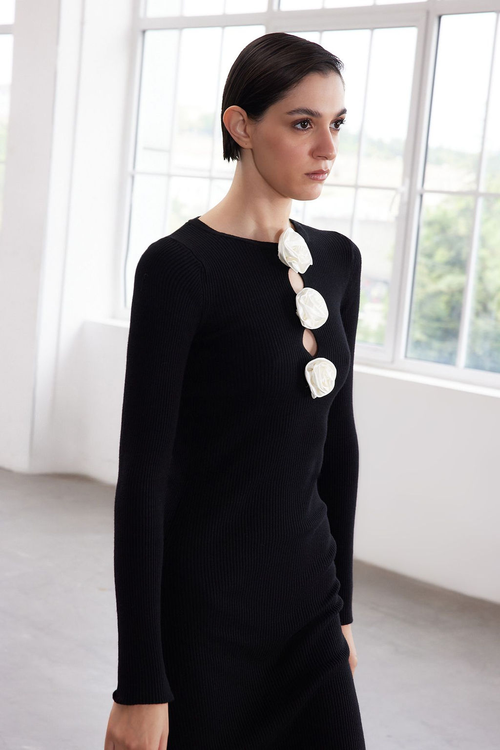 TRENDYOLMILLA Limited Edition Siyah Maxi Premium Iplik/Ozel Iplik Triko Gul Detayl? Elbise TWOAW25EL00236  фото 3