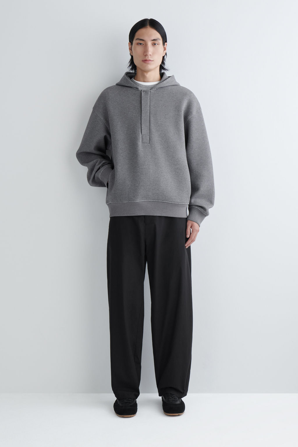 SUDADERA CON CAPUCHA EFECTO NEOPRENO