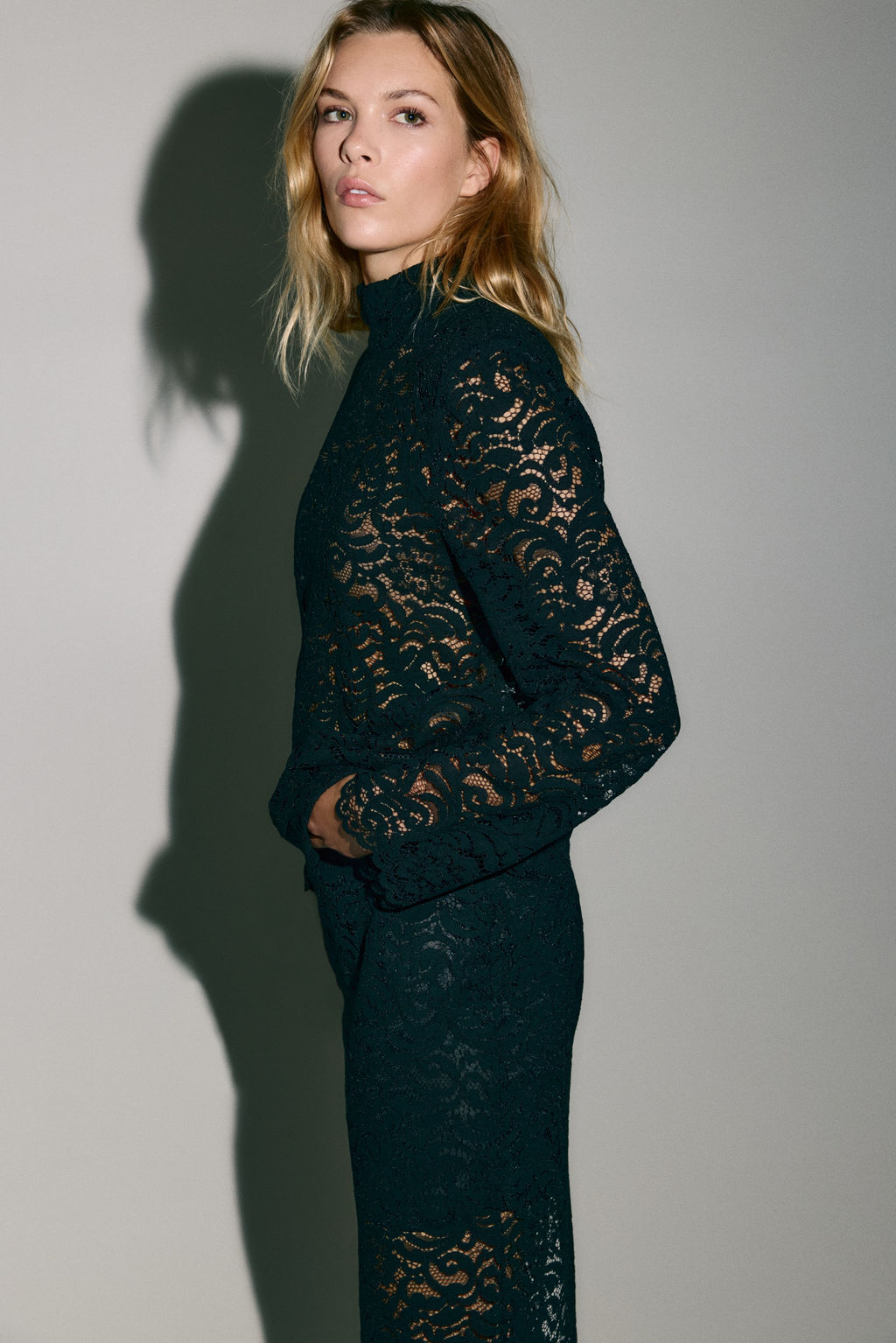 Blusa de encaje con hombreras - H&m фото 3
