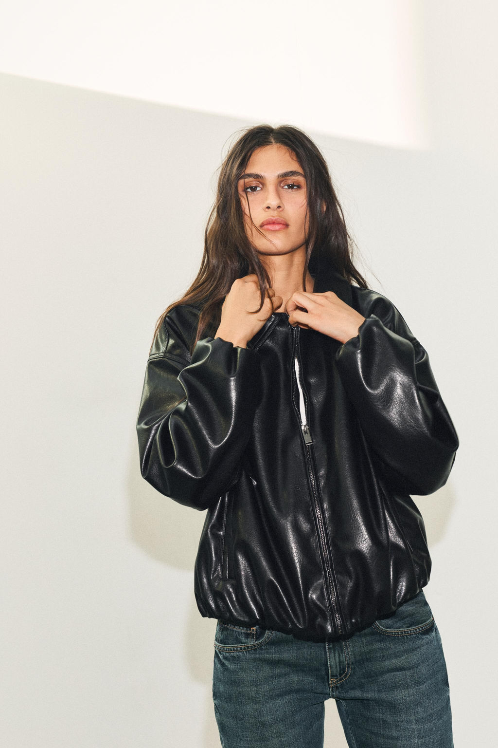LEATHER EFFECT BOMBER JACKET - Zara фото 2