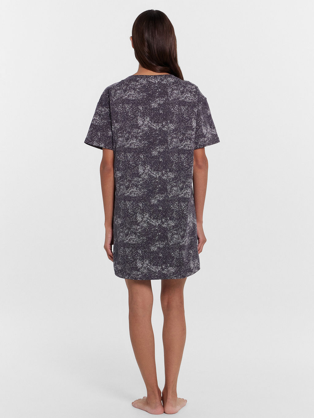 Сорочка ночная женская серая с принтом в виде потертостей - Mark formelle фото 4