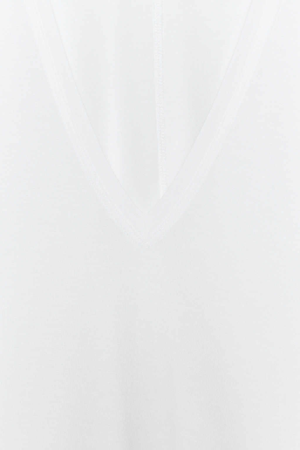 CAMISETA ESCOTE PICO FLUIDA / Blanco