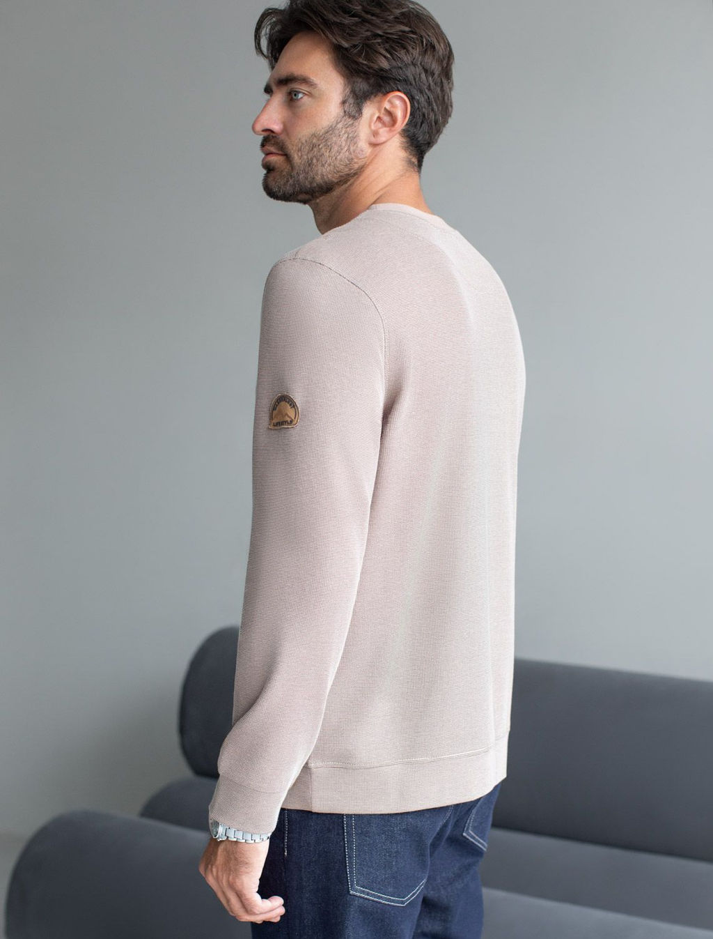 Джемпер легкий из фактурного эластичного трикотажа с принтом - Vilatte фото 4