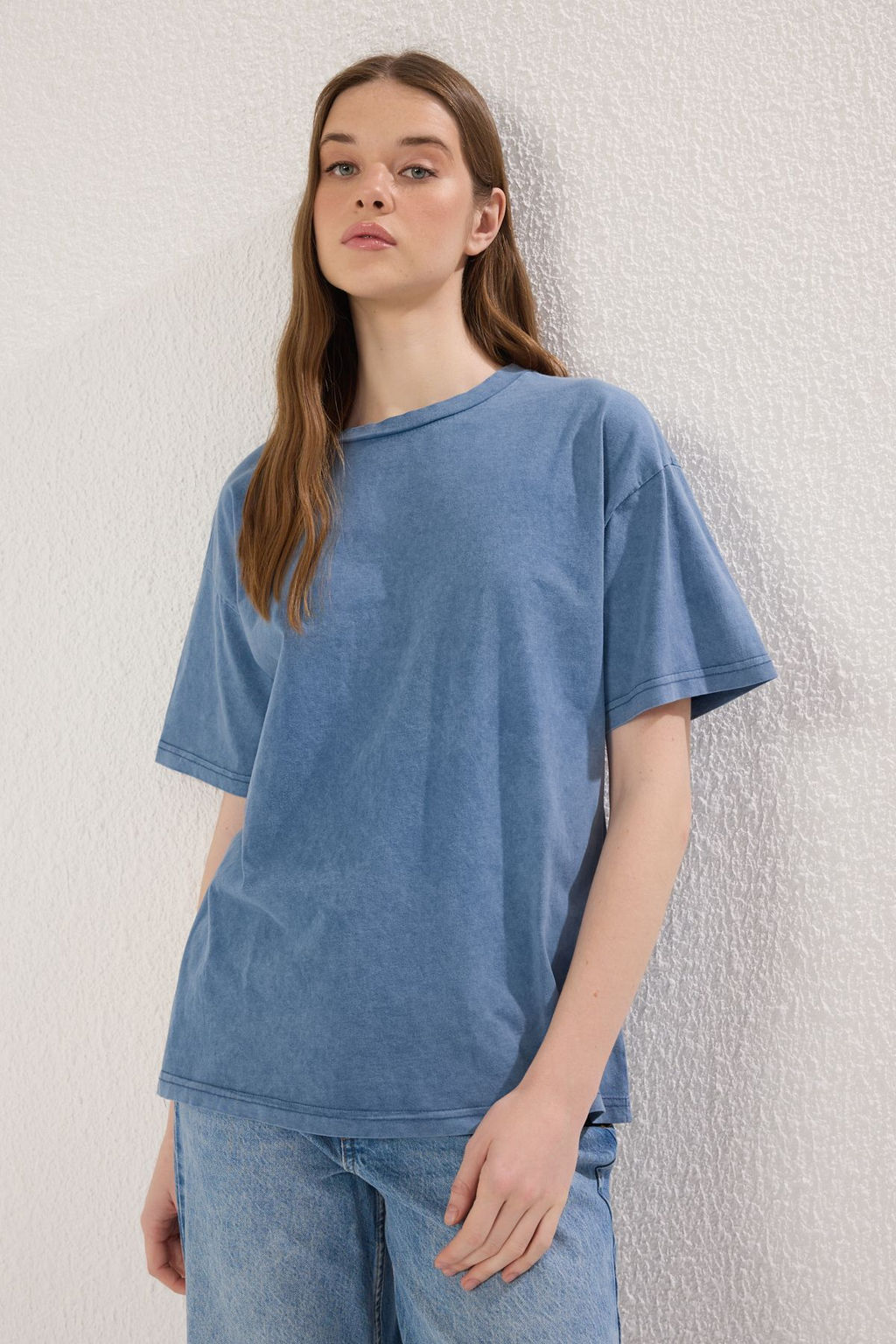 TRENDYOLMILLA Antrasit %100 Pamuk Soluk Efektli Boyfriend/Genis Kal?p Bisiklet Yaka Orme T-Shirt TWOSS23TS00112  фото 2