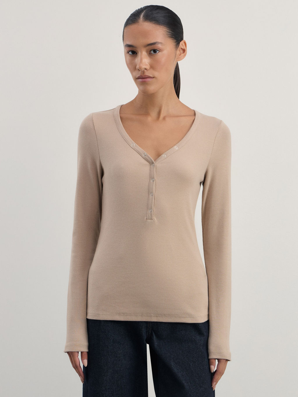 Лонгслив с V-образным вырезом в риб / Zarina  фото 3