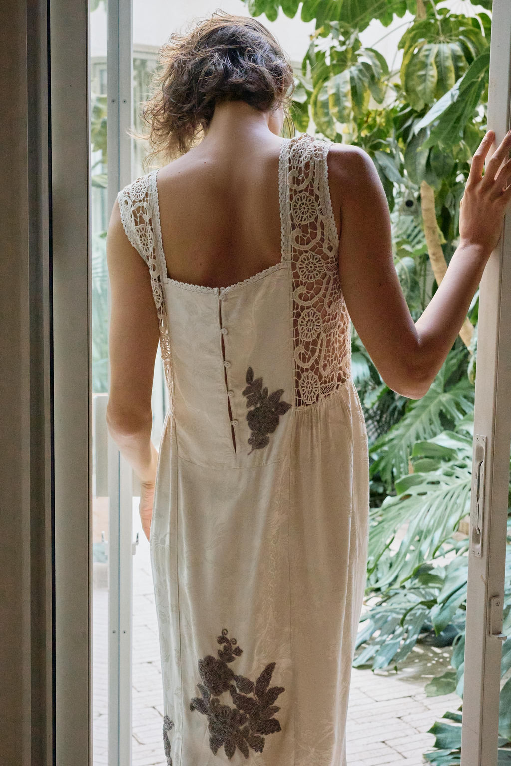 VESTIDO JACQUARD BORDADOS ABALORIOS / Crudo