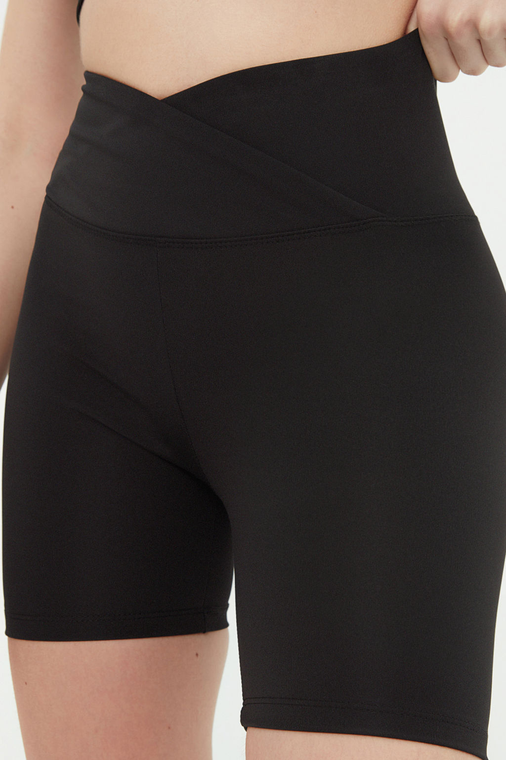 TRENDYOLMILLA Siyah Toparlay?c? Kruvaze Bel Detayl? Orme Spor Sort/K?sa Tayt TWOSS21SR0714