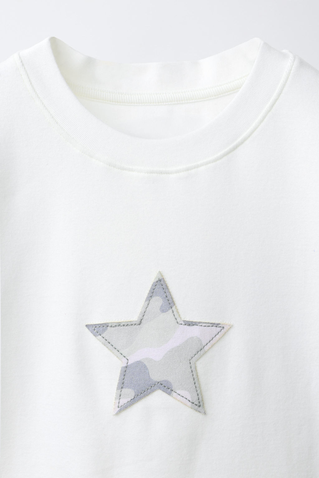 CAMISETA PARCHE CAMUFLAJE / Blanco roto - Zara фото 5