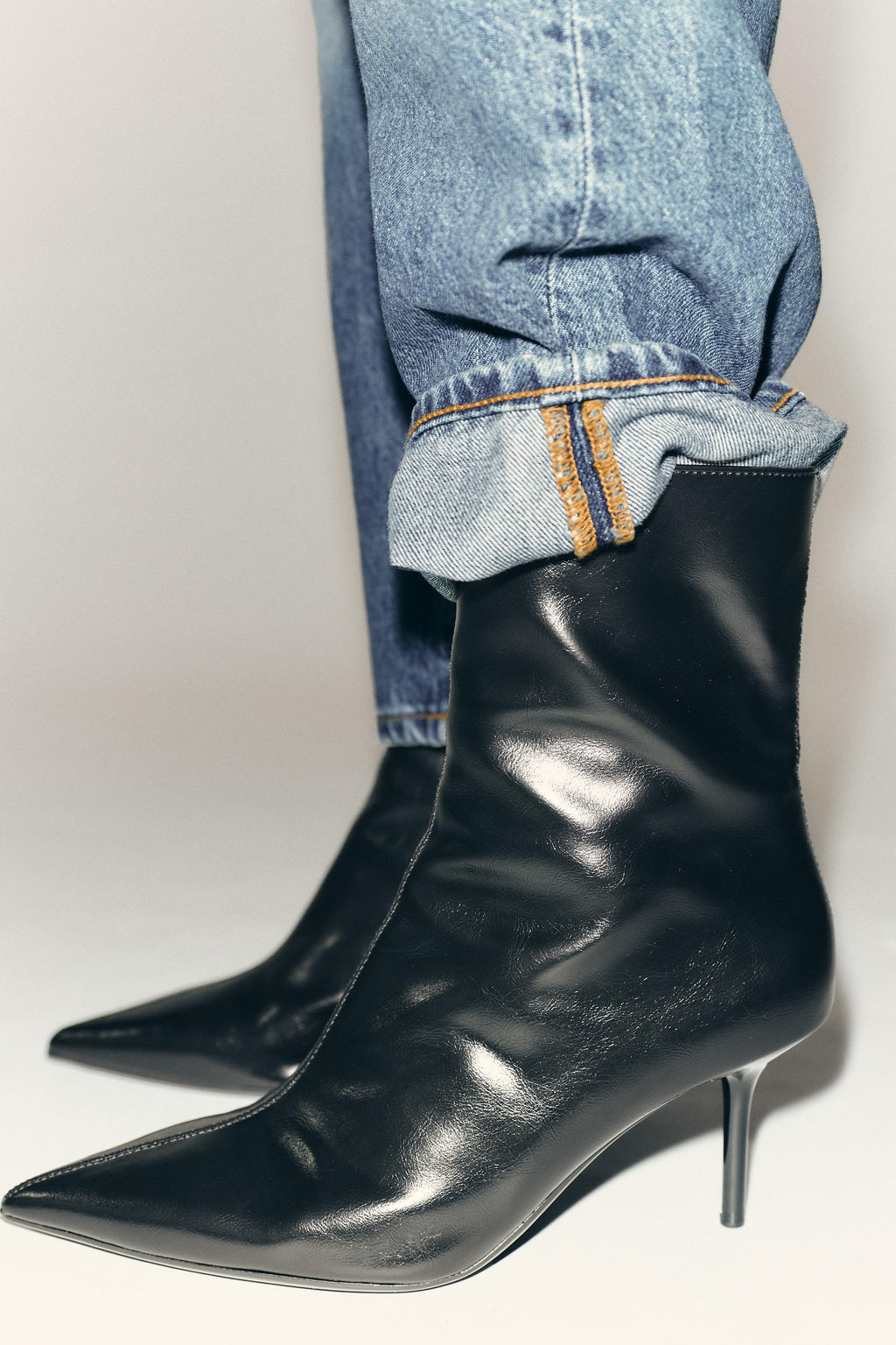 CRACKLED-EFFECT HIGH-HEEL ANKLE BOOTS - Zara фото 2