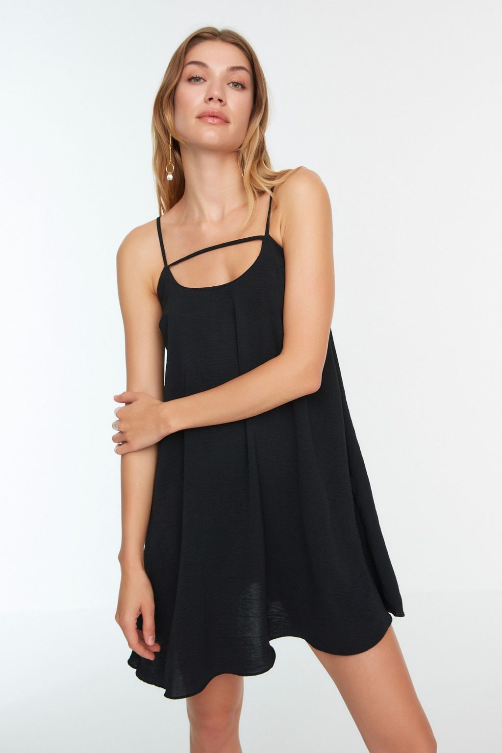 TRENDYOLMILLA Siyah Rahat Kesim Ask?l? Yaka Detayl? Mini Dokuma Elbise TWOSS22EL00594