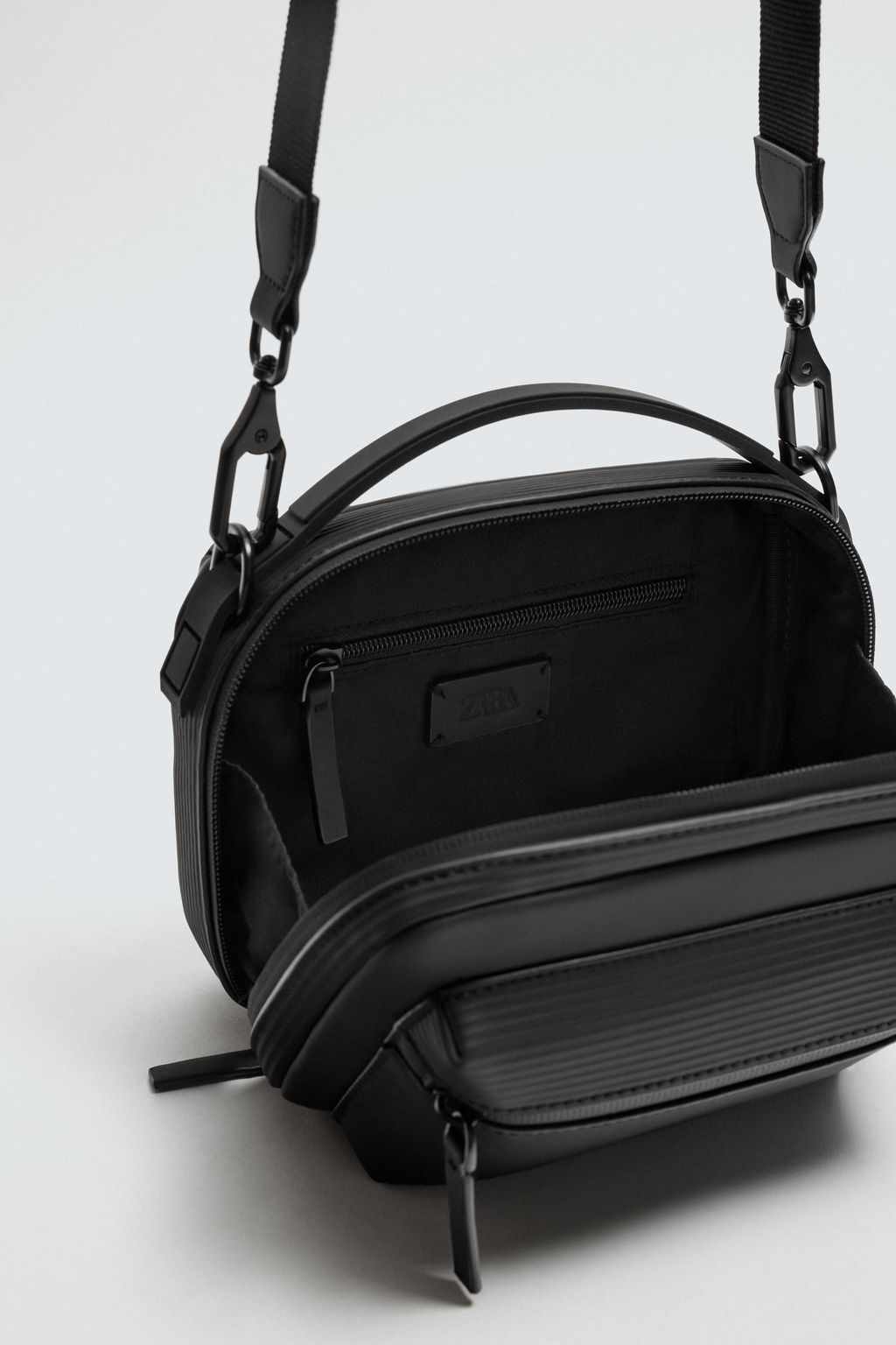 RUBBERISED TEXTURED CROSSBODY BAG - Zara фото 4