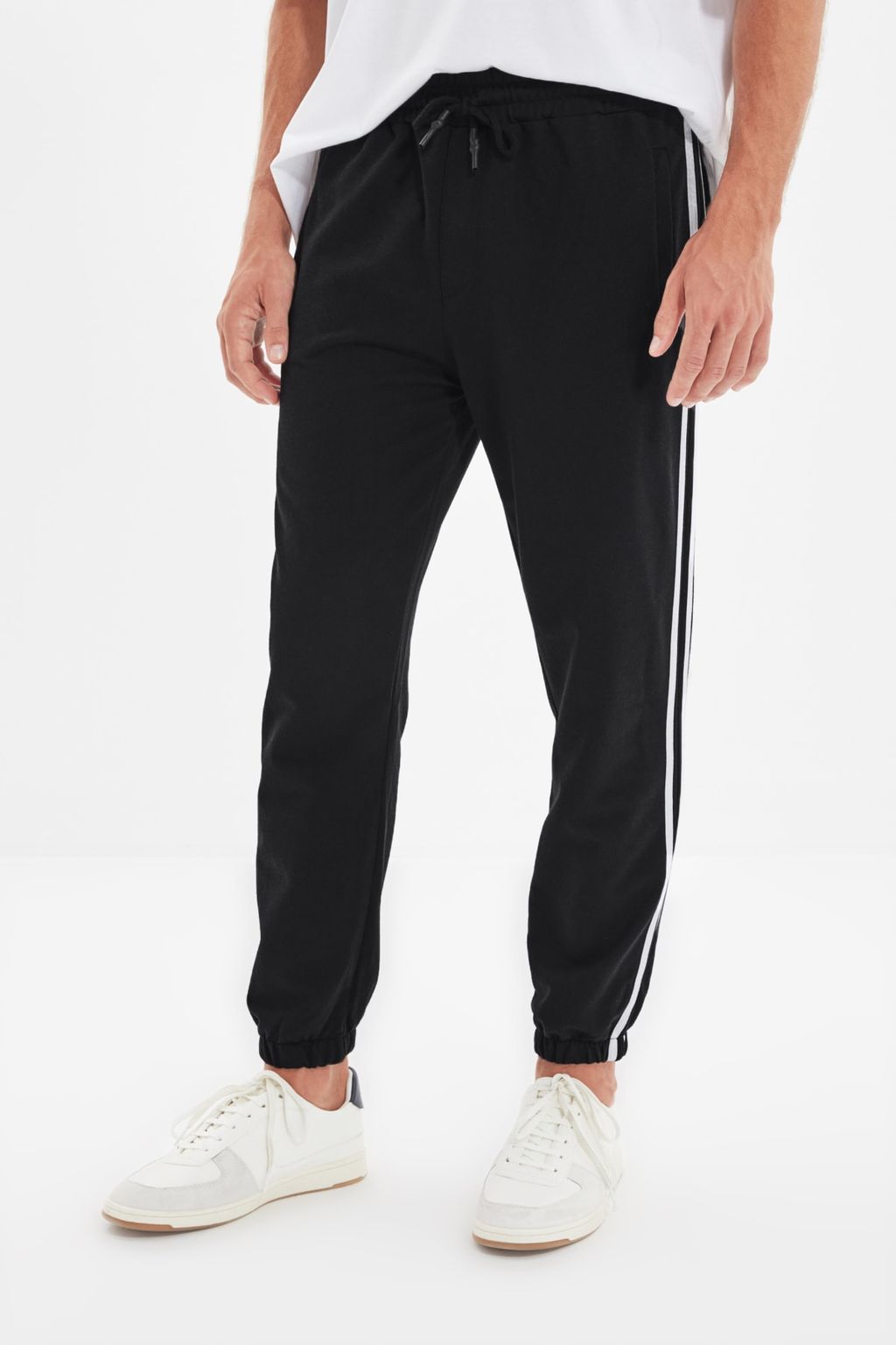 TRENDYOL MAN Siyah Regular/Normal Kesim Seritli Fermuar Cepli Pacas? Lastikli Jogger Esofman Alt? TMNSS20EA0050