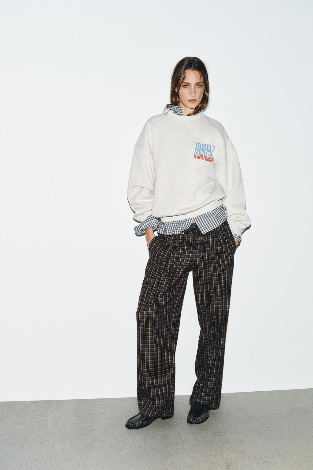 SWEATSHIRT WITH CONTRAST SLOGAN