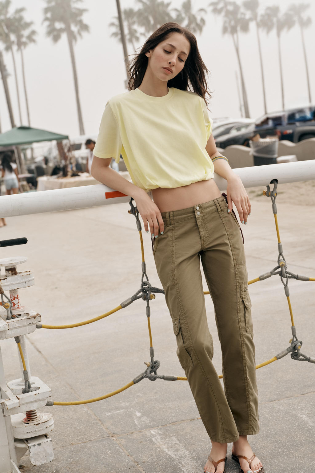CAMISETA CROPPED ABULLONADA / Amarillo claro