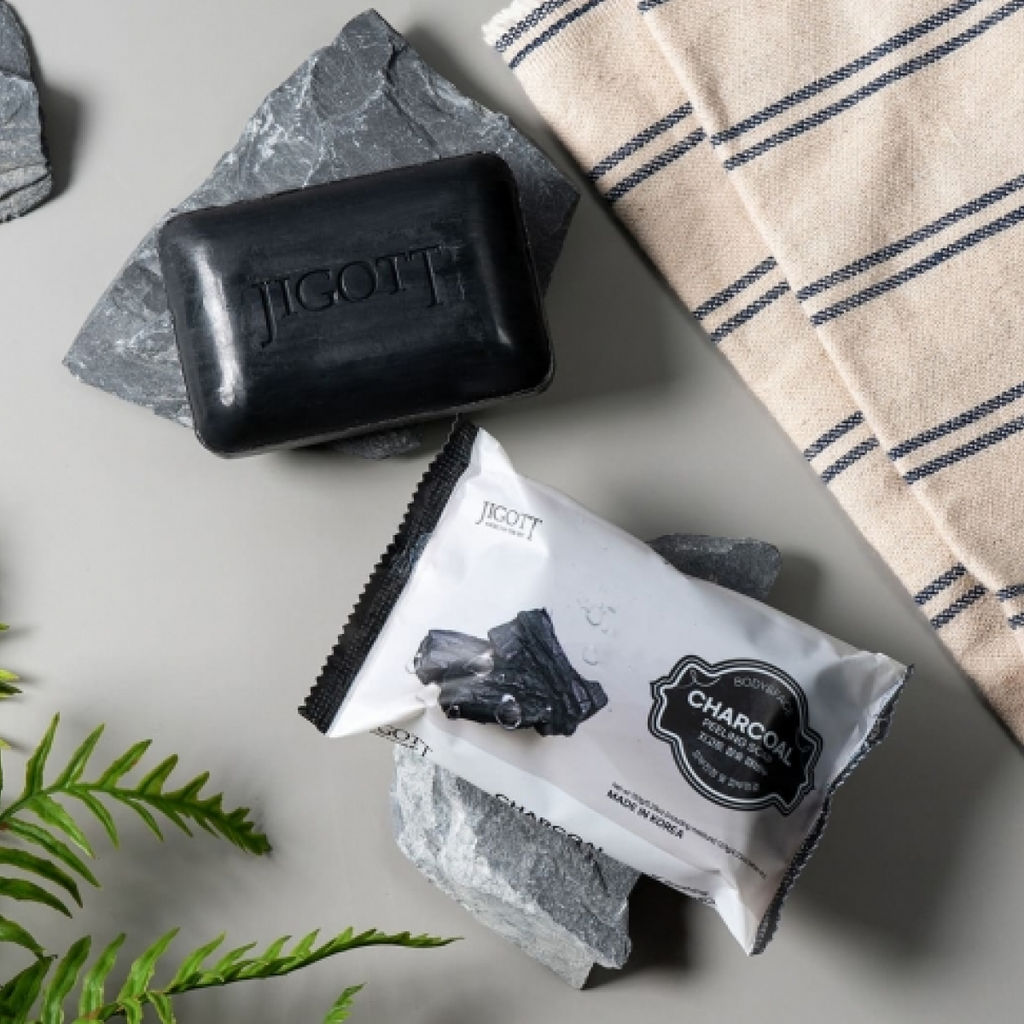 Jigott Мыло-скраб для лица и тела с древесным углем / Charcoal Scrub Soap, 150 г