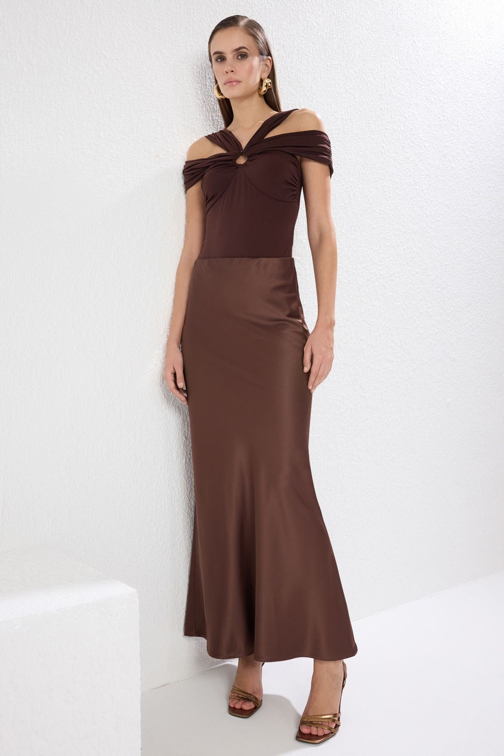 TRENDYOLMILLA Bronz Saten Dokuma Uzun S?k Etek TPRSS25ET00005