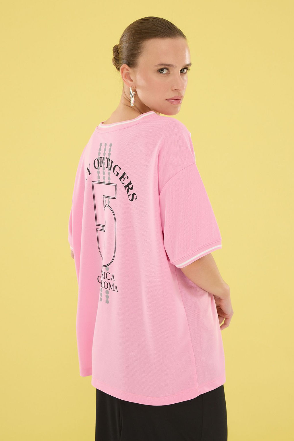 TRENDYOLMILLA Pembe Slogan Bask?l? Oversize/Genis Kesim V Yaka Orme T-Shirt TWOSS24TS00112 фото 11