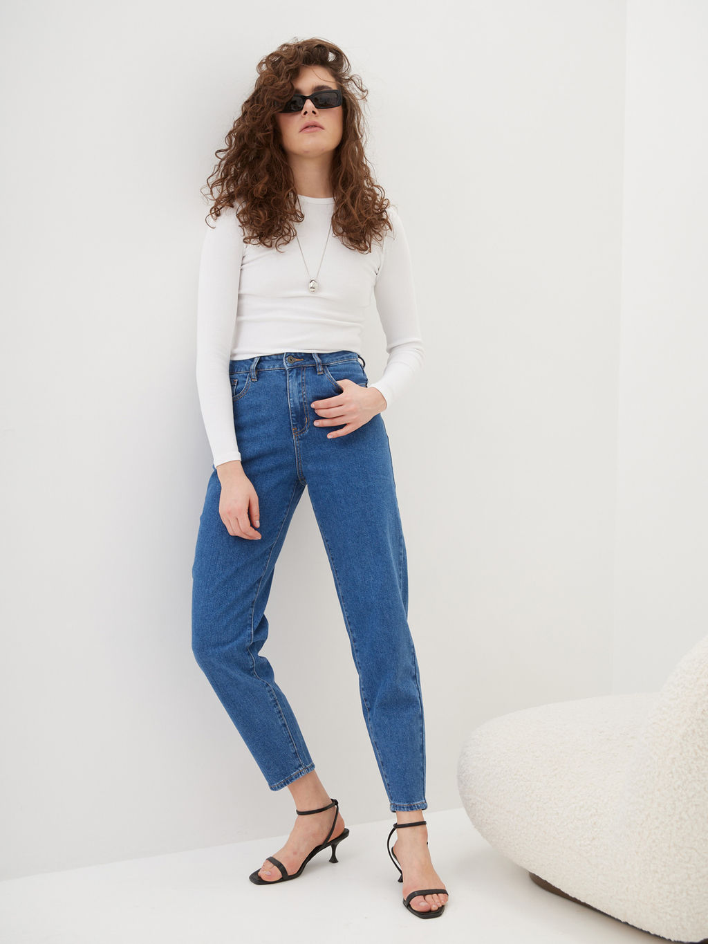 Женские джинсы mom fit с высокой посадкой - Mossmore фото 25