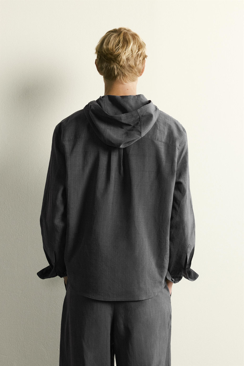SOBRECAMISA FLUIDA CAPUCHA RAYAS / Gris antracita - Zara фото 2