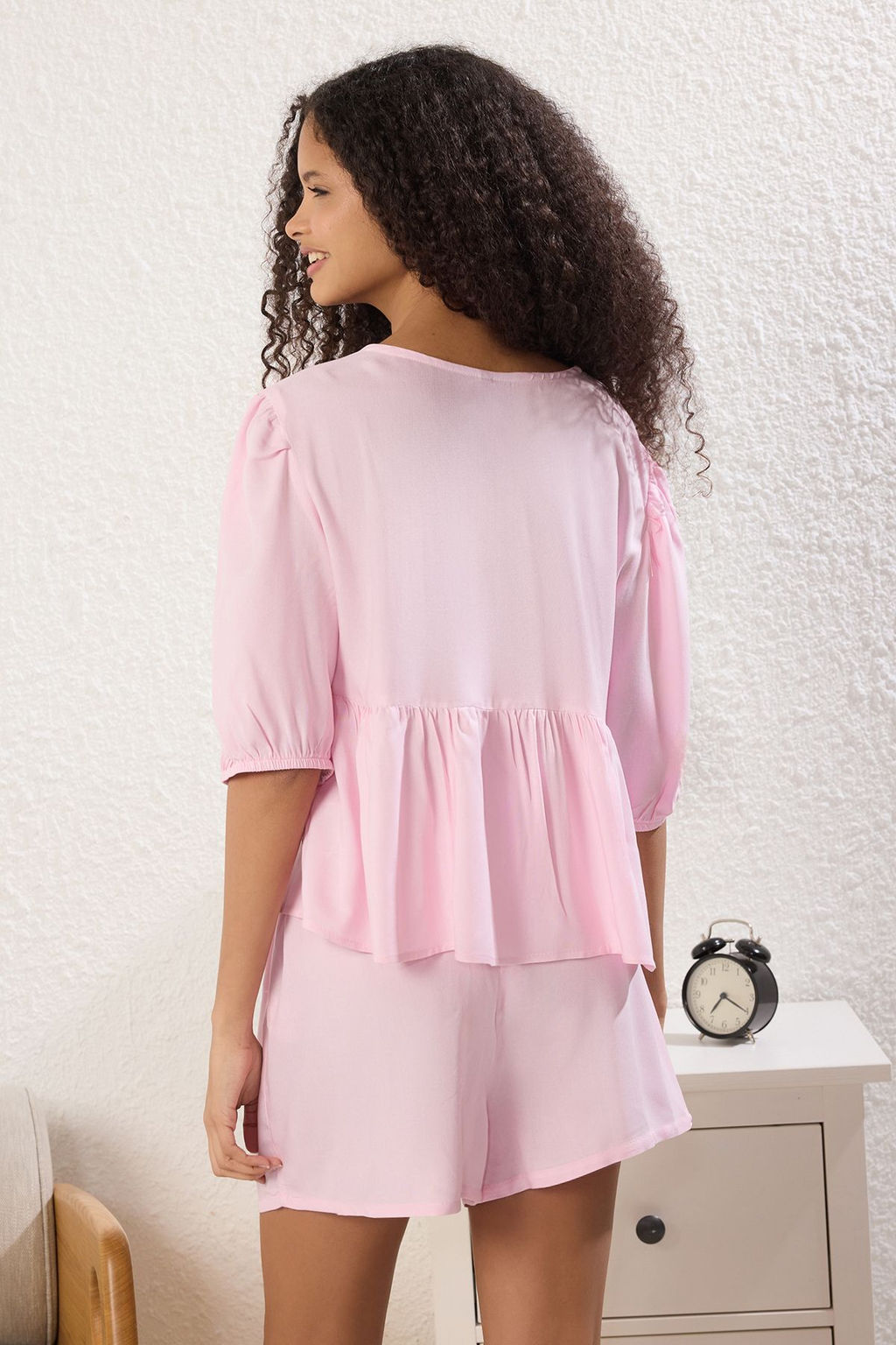 Trendyolmilla Pembe Cicekli Nak?sl? Baglama/Fiyonk Detayl? Viskon Sortlu Dokuma Pijama Tak?m? THMSS25PT00027  фото 4