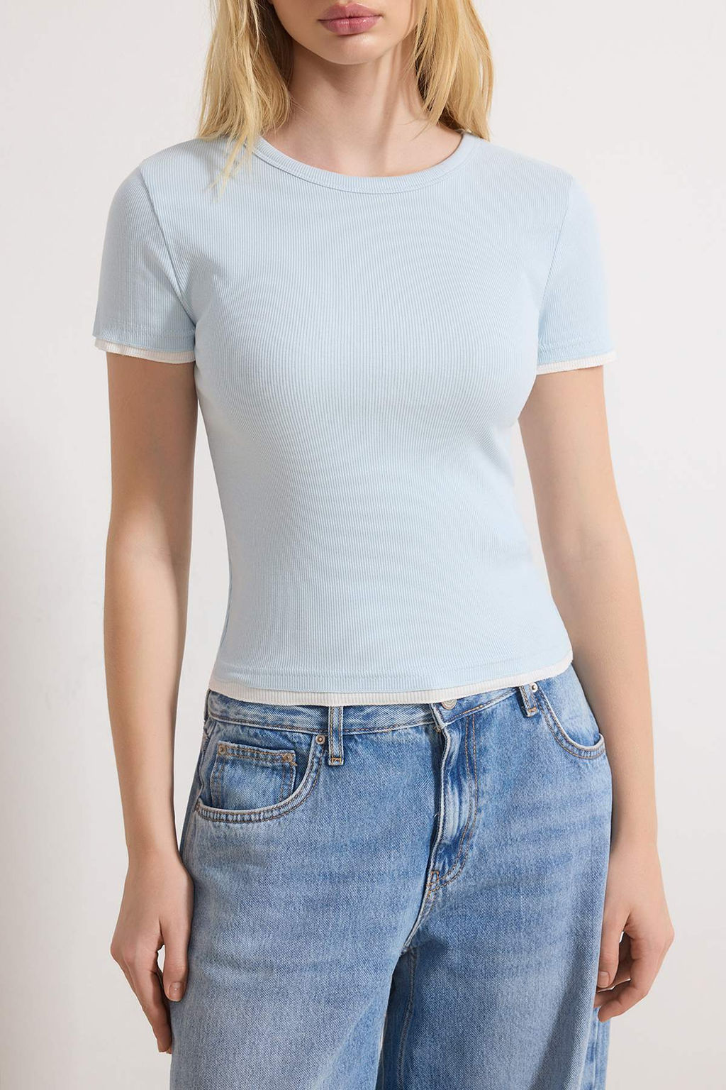 Ac?k Mavi Fitted/Vucuda Oturan K?sa Kollu Biyeli Fitilli Esnek Orme Bluz TWOSS26BZ00253 - Trendyolmilla фото 3