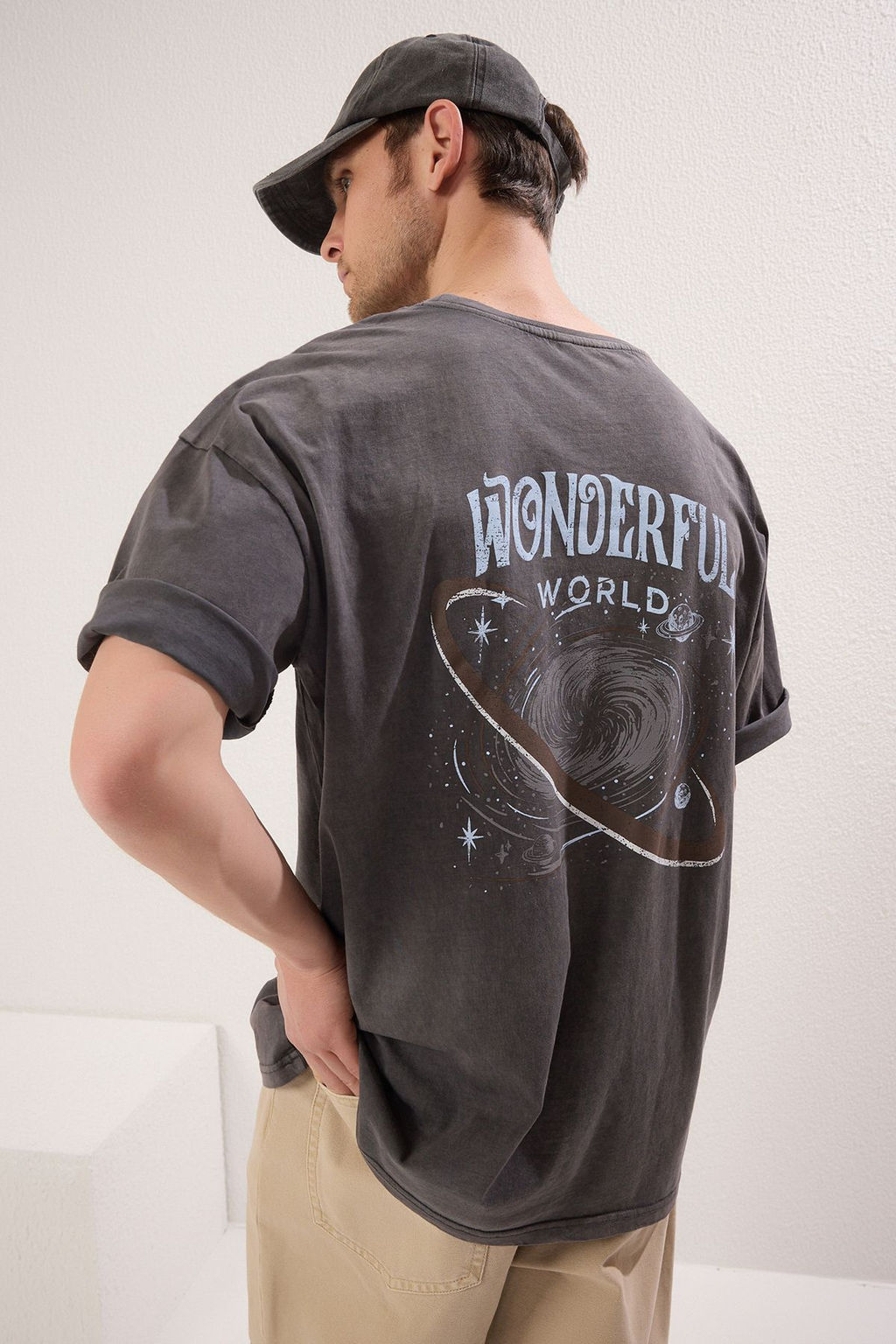 TRENDYOL MAN Antrasit Oversize/Genis Kesim Eskitme/Soluk Efekt Galaksi Bask?l? T-Shirt TMNSS25TS00102