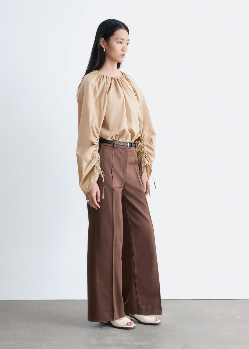Pantalones de algod?n con pliegues marcados - H&m фото 6