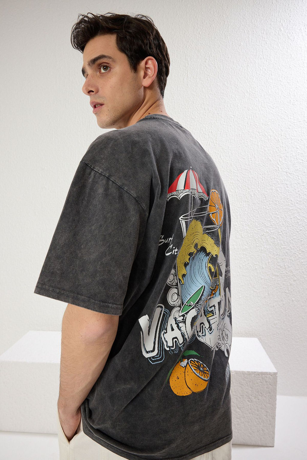 TRENDYOL MAN Antrasit Oversize/Genis Kesim Soluk Efektli Bask?l? Kal?n %100 Pamuk Tok T-shirt TMNSS25TS00015