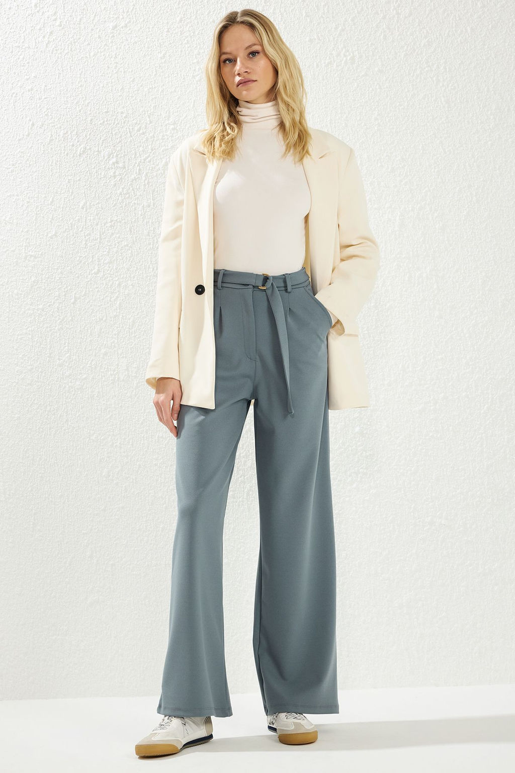 TRENDYOLMILLA Siyah Kemerli Wideleg/Genis Paca Yuksek Bel Smart Krep Kumas Orme Pantolon TWOSS23PL00330